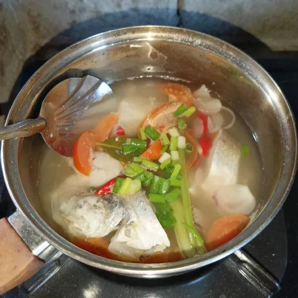 Masak sampai ikan matang, terakhir tambahkan irisan daun bawang, koreksi rasanya dan siap disajikan.