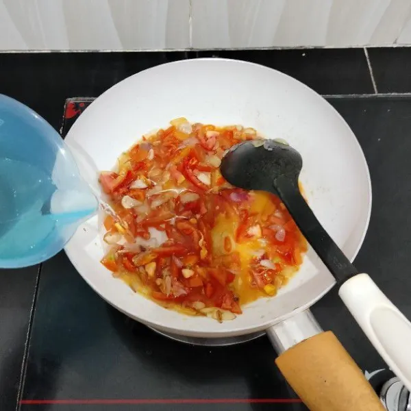 Kemudian masukkan air, masak hingga mendidih.