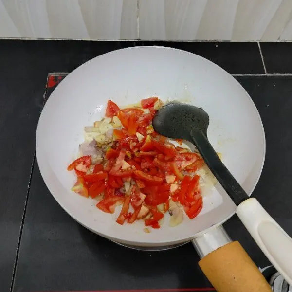 Lalu masukkan cabai rawit dan tomat merah lalu tumis hingga layu.