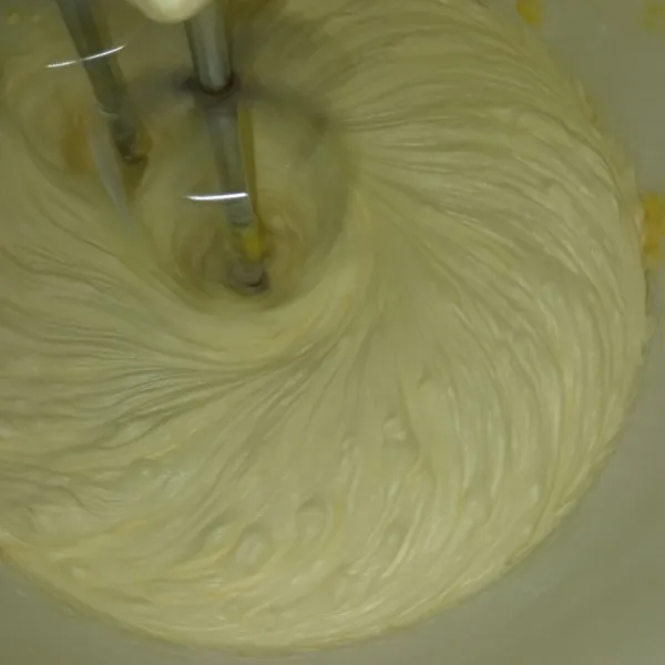 Mixer butter margarin dan gula halus dengan kecepatan tinggi hingga mengembang.