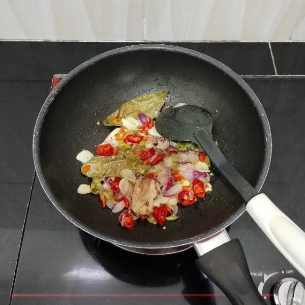 Panaskan minyak sayur, tumis bawang merah, bawang putih, cabai rawit, lengkuas dan daun salam hingga harum dan layu.