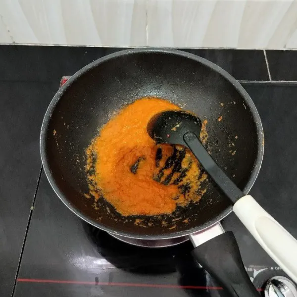 Panaskan minyak sayur. Tumis bumbu halus hingga matang.