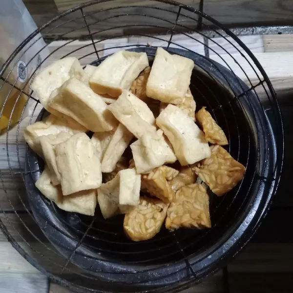 Goreng tahu dan tempe sampai matang secara bergantian lalu angkat dan tiriskan.