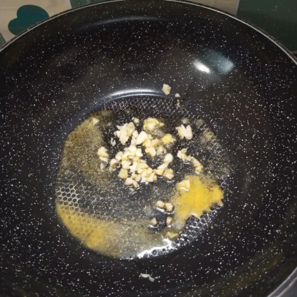 Panaskan wajan, lelehkan margarin dan tumis bawang putih hingga harum