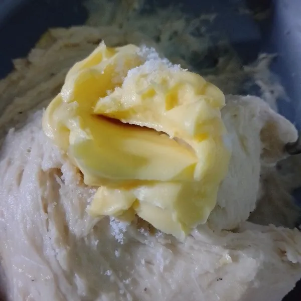 Setelah itu masukkan margarin dan garam, mix kembali hingga tercampur rata dan kalis elastis.