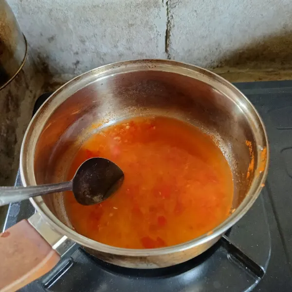 Setelah hangat tambahkan cuka, perasa jeruk kunci dan garam, koreksi rasanya.