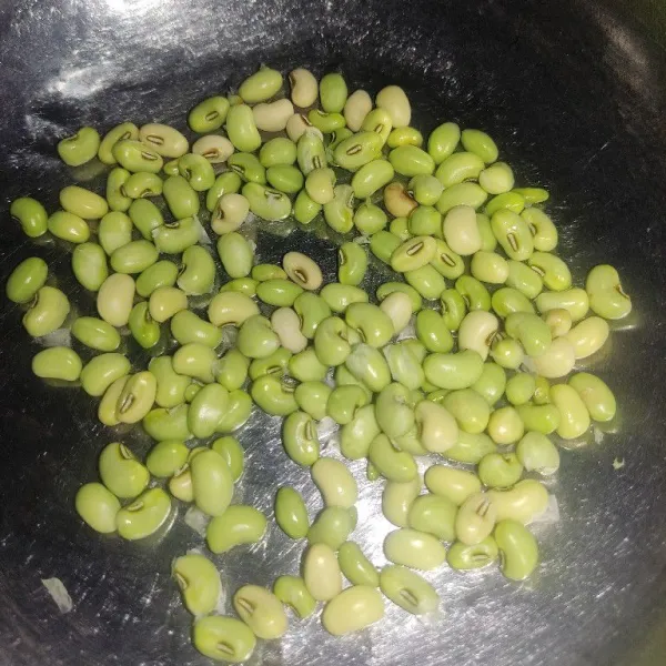 Kupas kacang tunggak, ambil bijinya.