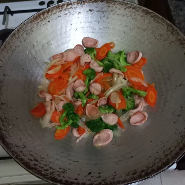 Masukkan potongan brokoli.