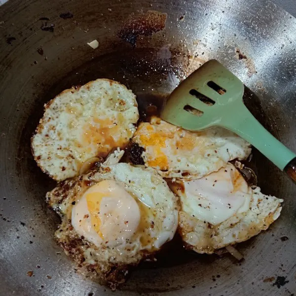 Kemudian masukkan telur ceplok ke dalam wajan, aduk kembali.