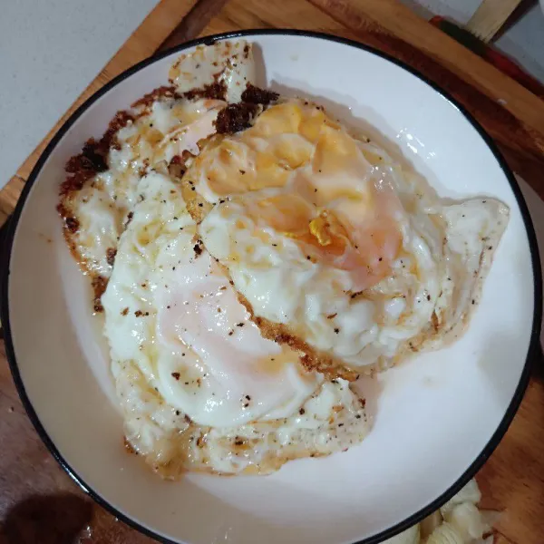 Masak telur ceplok kemudian sisihkan.
