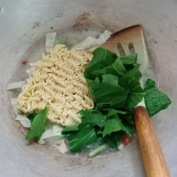 Kemudian masukkan mie dan daun sawi.