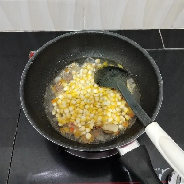 Kemudian masukkan jagung manis dan garam. Masak hingga jagung matang.