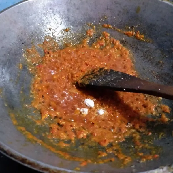 Kemudian masukkan gula, garam, dan penyedap. Masak sampai bumbu tanak.