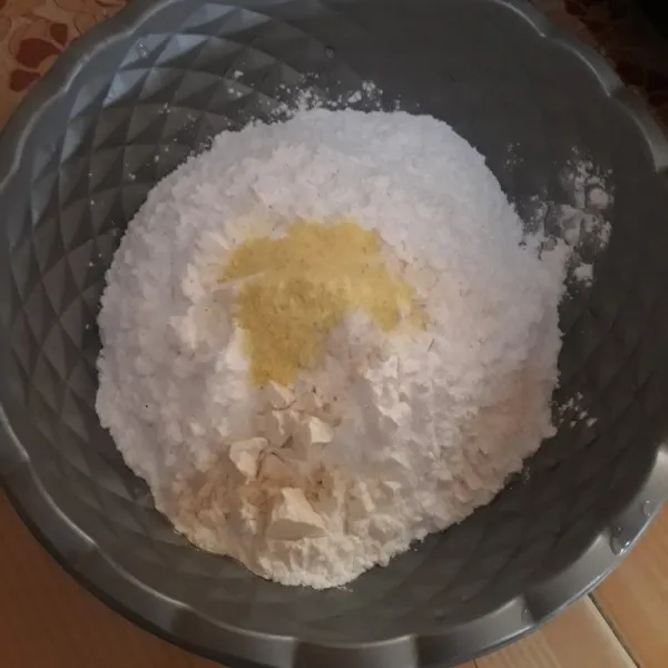 Campurkan 250 gr tepung tapioka, tepung terigu, kaldu bubuk dan garam lalu aduk rata.
