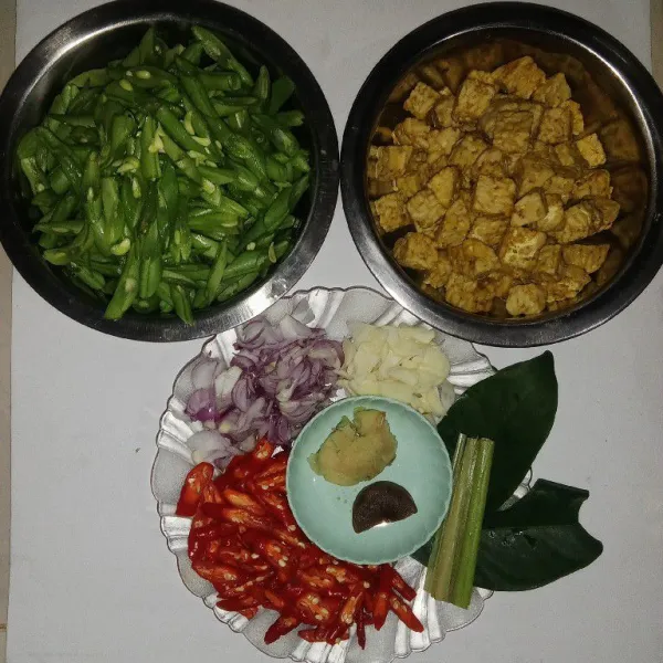 Siapkan bahan. Kupas dan potong-potong semua bahan.