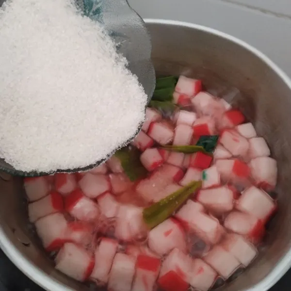 Setelah mengapung, masukkan gula, daun pandan, garam, dan vanili bubuk kemudian aduk rata.