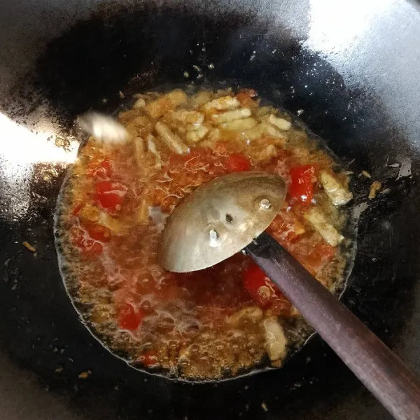 Oseng bumbu hingga harum.
