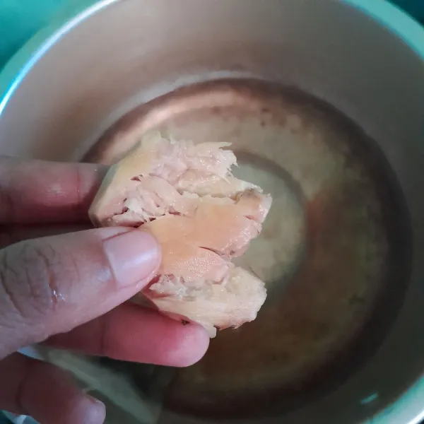 Tambahkan jahe geprek, masukkan ke dalam panci dan masak sampai mendidih.