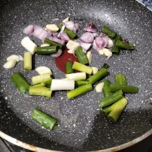 Tumis bawang prei, bawang merah dan bawang putih sampai layu dan harum.