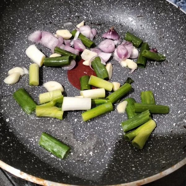 Tumis bawang prei, bawang merah dan bawang putih sampai layu dan harum.