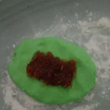 Isi dengan unti kelapa lalu rapatkan.
