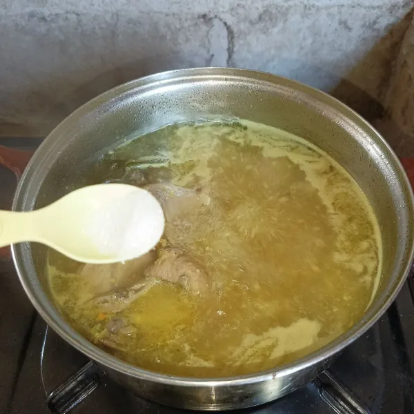 Bumbui dengan garam, lada bubuk, gula pasir dan kaldu jamur, masak sampai ayam matang, koreksi rasanya dan matikan kompor.
