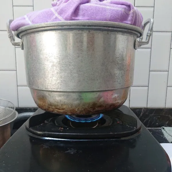 Buka tutup kukusan dengan perlahan agar kulit bakpao tidak mengkerut dan kempis. Angkat dan sajikan.