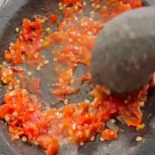 Untuk membuat sambal, campur dan ulek semua bahan. Setelah itu tumis atau siram dengan minyak panas.
