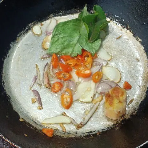 Masukkan daun salam, jeruk dan laos.