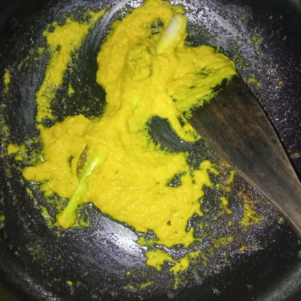 Panaskan minyak, tumis bumbu halus hingga harum lalu tambahkan serai, daun jeruk dan serta lengkuas.