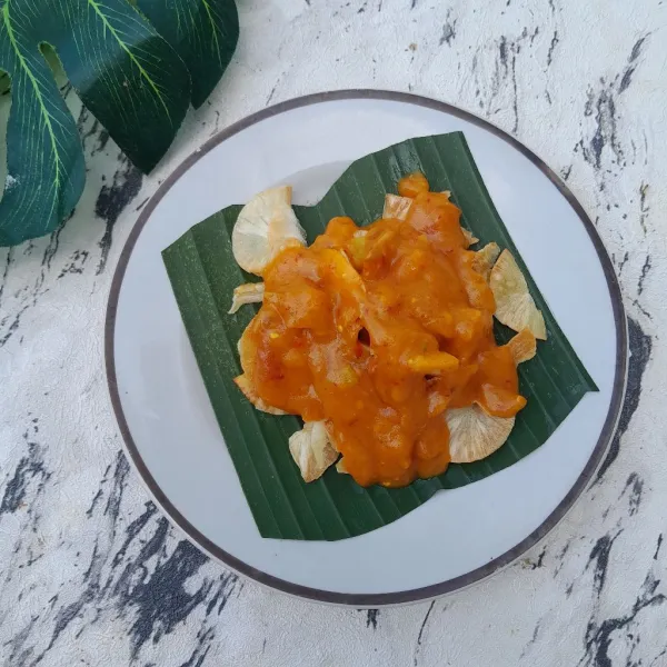 Tata di piring, lalu siram kuah sate, siap disajikan.