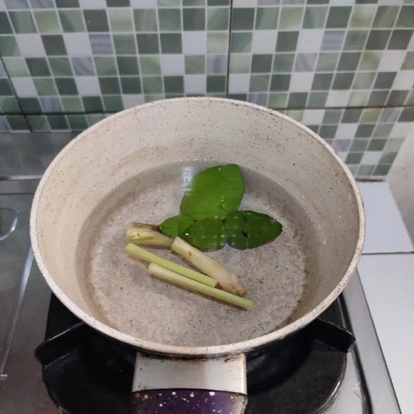 Didihkan air bersama serai dan daun jeruk.