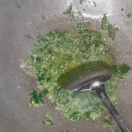 Panaskan minyak secukupnya lalu goreng cabe hingga matang. Masukkan daun jeruk purut, penyedap rasa, gula pasir, merica bubuk.