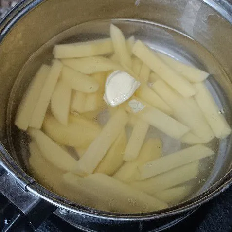 Potong korek api kentang. Rebus dengan garam dan bawang putih geprek sampai setengah matang. Buang airnya.