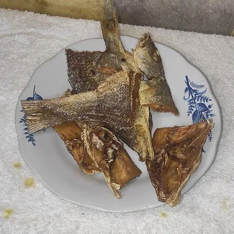Potong-potong ikan asin, lalu rendam dengan air bersih selama 5 menit. Setelah itu buang airnya dan goreng.