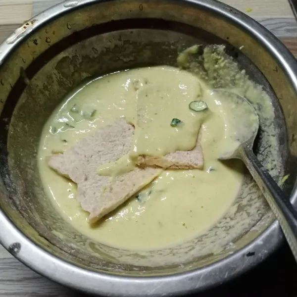 Celupkan tempe kedalam adonan tepung.