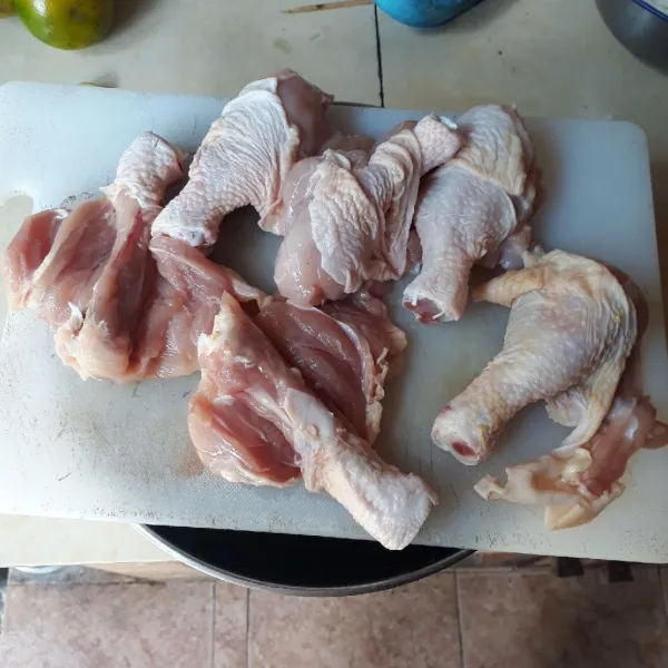 Cuci bersih ayam dan tiriskan. Belah paha ayam, jangan sampai putus.