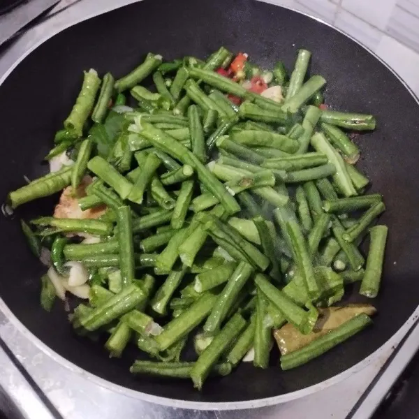 Kemudian masukkan kacang panjang, masak hingga kacang layu.