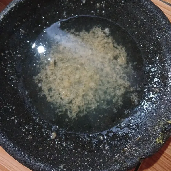 Haluskan bawang putih, ketumbar dan penyedap rasa lalu tambahkan 50 ml air.