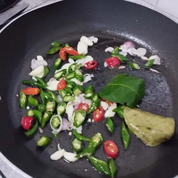 Tumis bumbu rajang, masukkan daun salam, daun jeruk dan lengkuas.