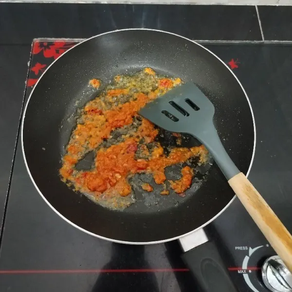 Panaskan minyak sayur, tumis bumbu halus hingga matang.