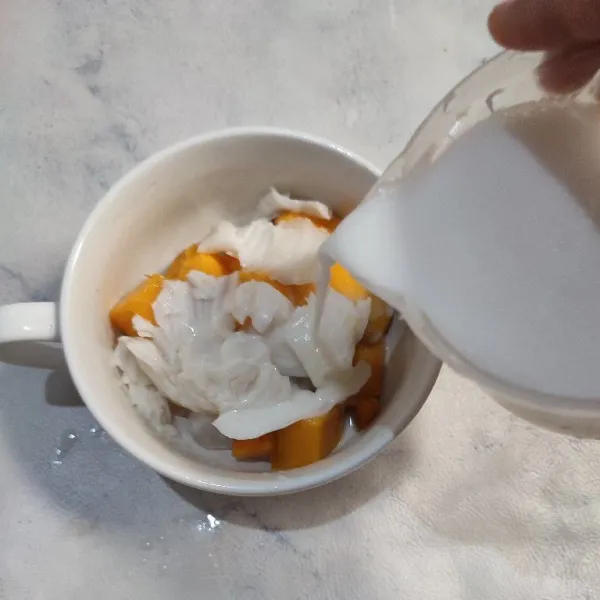 Tuang kuah santan.