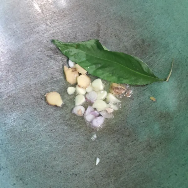 Tambahkan jahe dan daun salam.