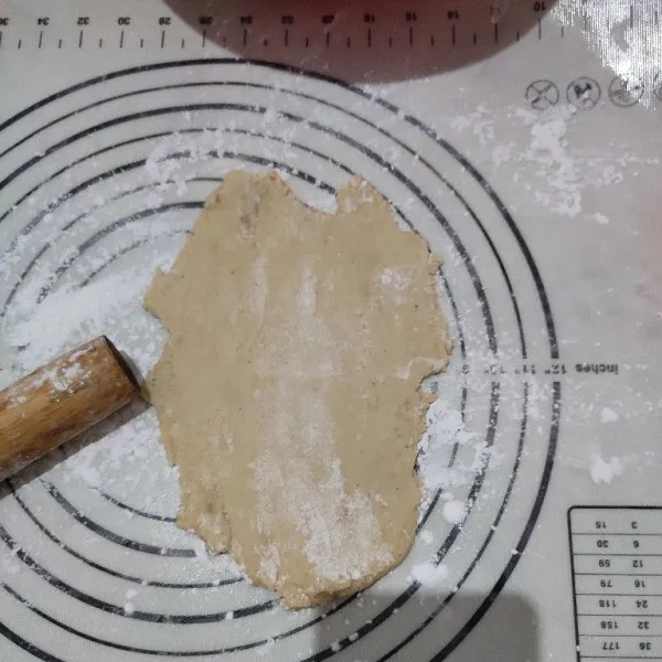 Ambil sedikit adonan lalu pipihkan.