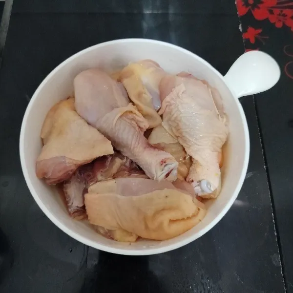 Potong-potong ayam sesuai selera, lalu cuci bersih.