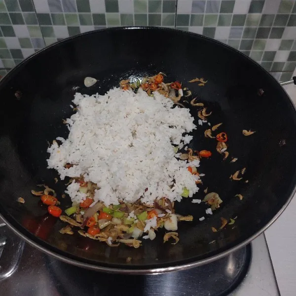Masukkan nasi putih, aduk rata.