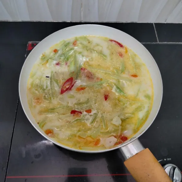 Masak hingga bumbu meresap, lalu angkat.