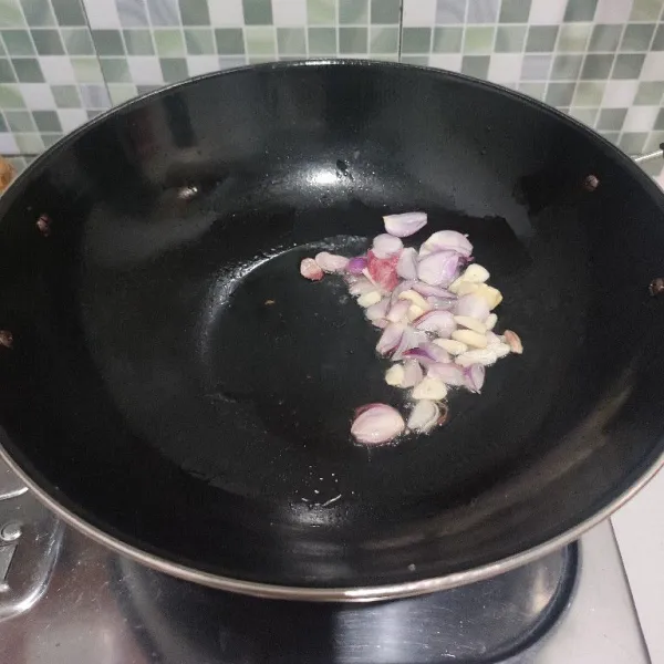 Tumis bawang merah dan bawang putih hingga wangi.
