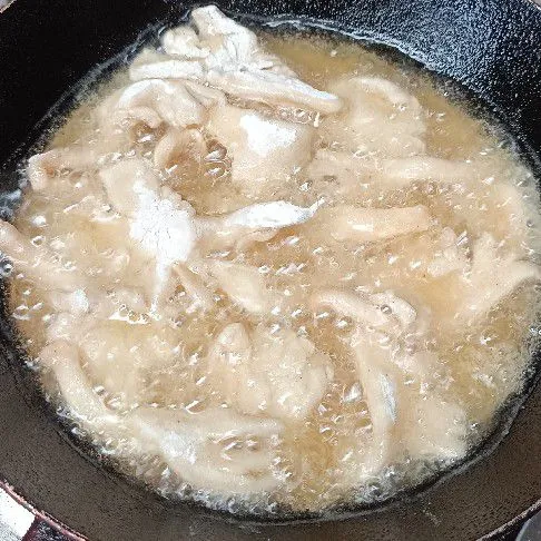 Goreng dengan minyak panas sampai matang. Angkat, tiriskan dan sajikan!
