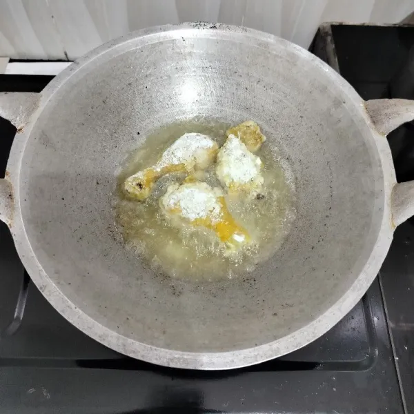 Setelah itu goreng ayam dalam minyak panas hingga matang kuning kecokelatan, angkat dan tiriskan.